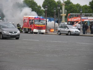 DSCN3655 Car on fire at the Place de la Concorde